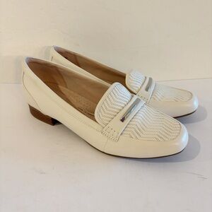 EUC Clarks Collection Juliet Aster Off White Leather Slip On Loafer Size 10M